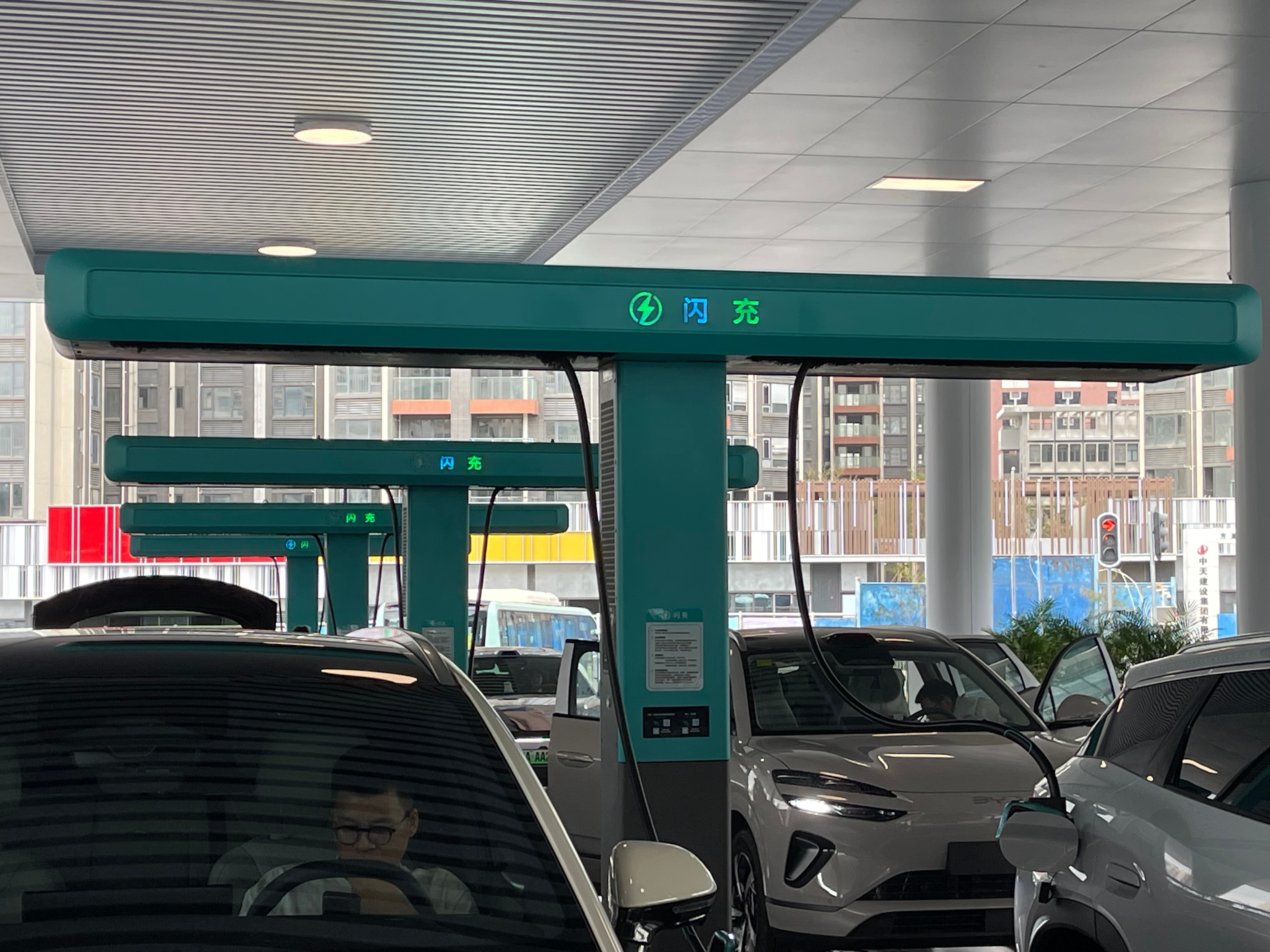 迪厂啊，你太炫了。现在每一款车都要先去“闪充站”给大家演示 5 分钟充好，9 分