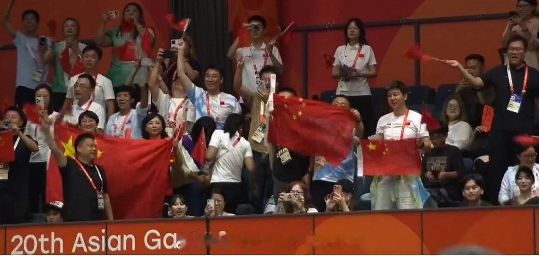 太争气了！中国女排在日本举办的亚运会上3-0横扫日本女排拿到金牌！这是原辽宁女排