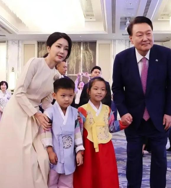 硅胶夫人金建希，凭借自己的一己之力让审美同质化，变成了国际话题。
韩国前总统夫人