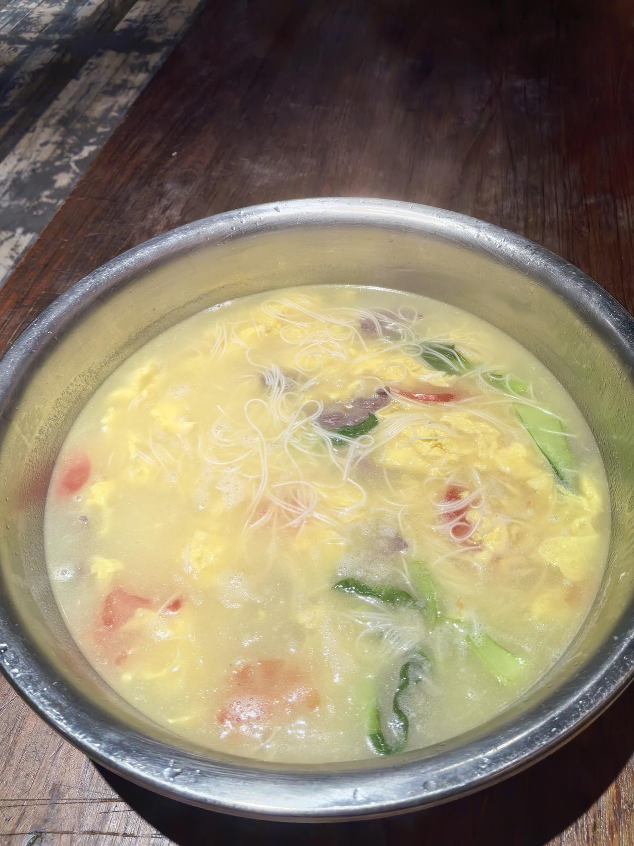 今日晚餐美食分享｜厨师的工作餐，一碗牛肉鸡蛋番茄青菜面的治愈
 
周五的后厨，忙