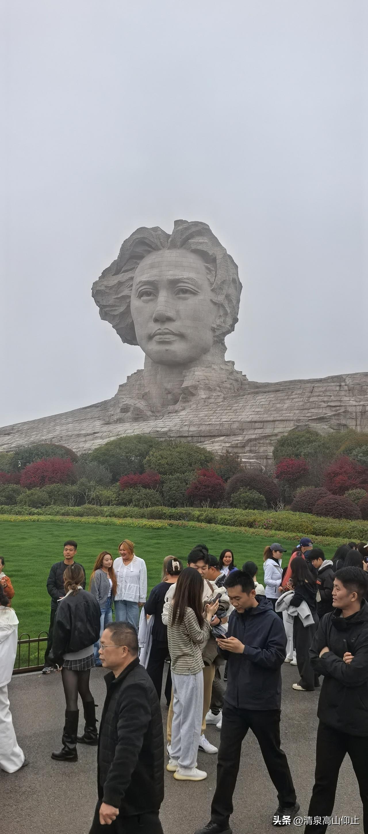 初春的雨天，来到了东洞庭湖畔的岳阳市，少不了要参观久负盛名的岳阳楼，可惜忘记了求