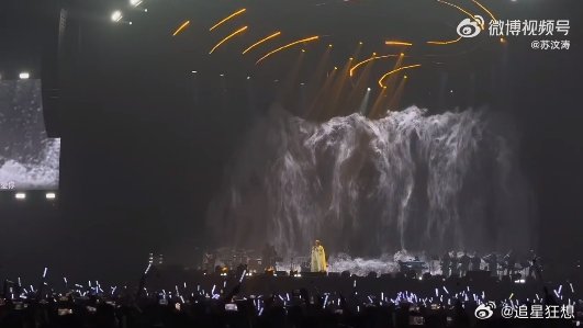 海来阿木巡演大合唱氛围拉满 青岛站现场氛围绝了！海来阿木一开口，全场沸腾，大合唱