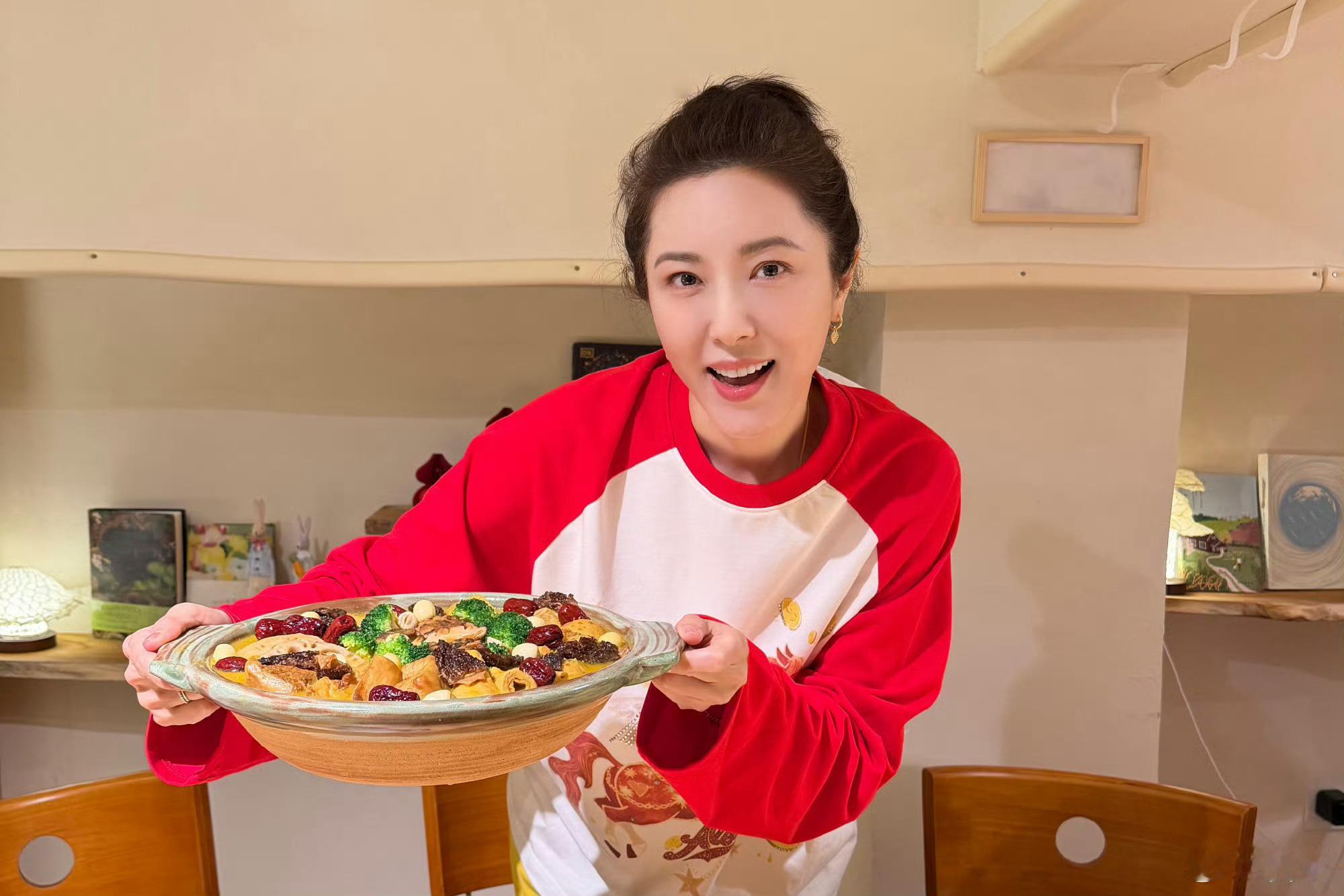 曾黎为76岁妈妈染发曾黎的春节日常也太接地气了！在家给老母亲染发，动作娴熟又细心