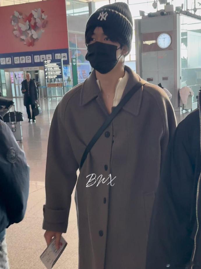 邓佳鑫有歌2出发录制look  邓佳鑫冬日限定灰色大衣冷帽look出发录制有歌2