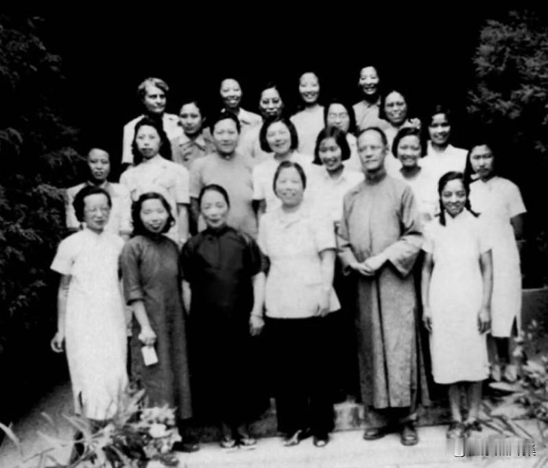 1949年夏，邓颖超特来燕京大学临湖轩看望陆校长夫妇，并和女校友们一起合影留念。