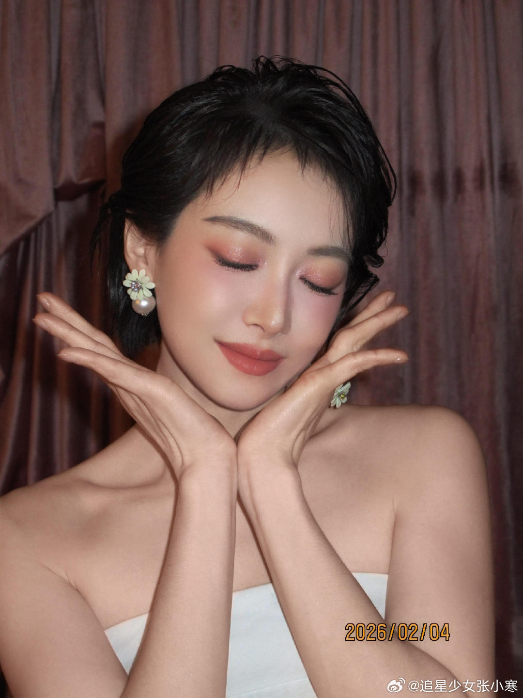 宋茜粉系微醺妆王亚飞给宋茜化的粉系微醺妆，这腮红就像是皮肤里透出来的气色感。宋茜