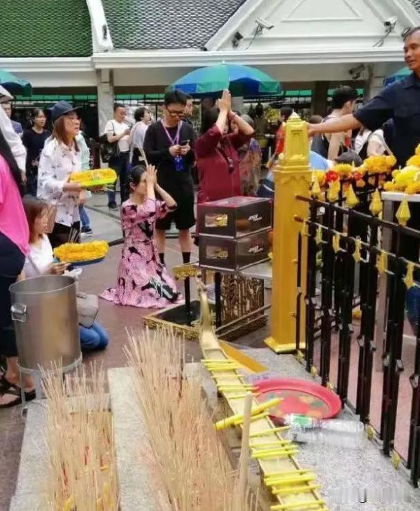 好奇怪她这是去求啥呢？
按道理来说他们夫妻俩的资产早已过亿了，早就实现财富自由了