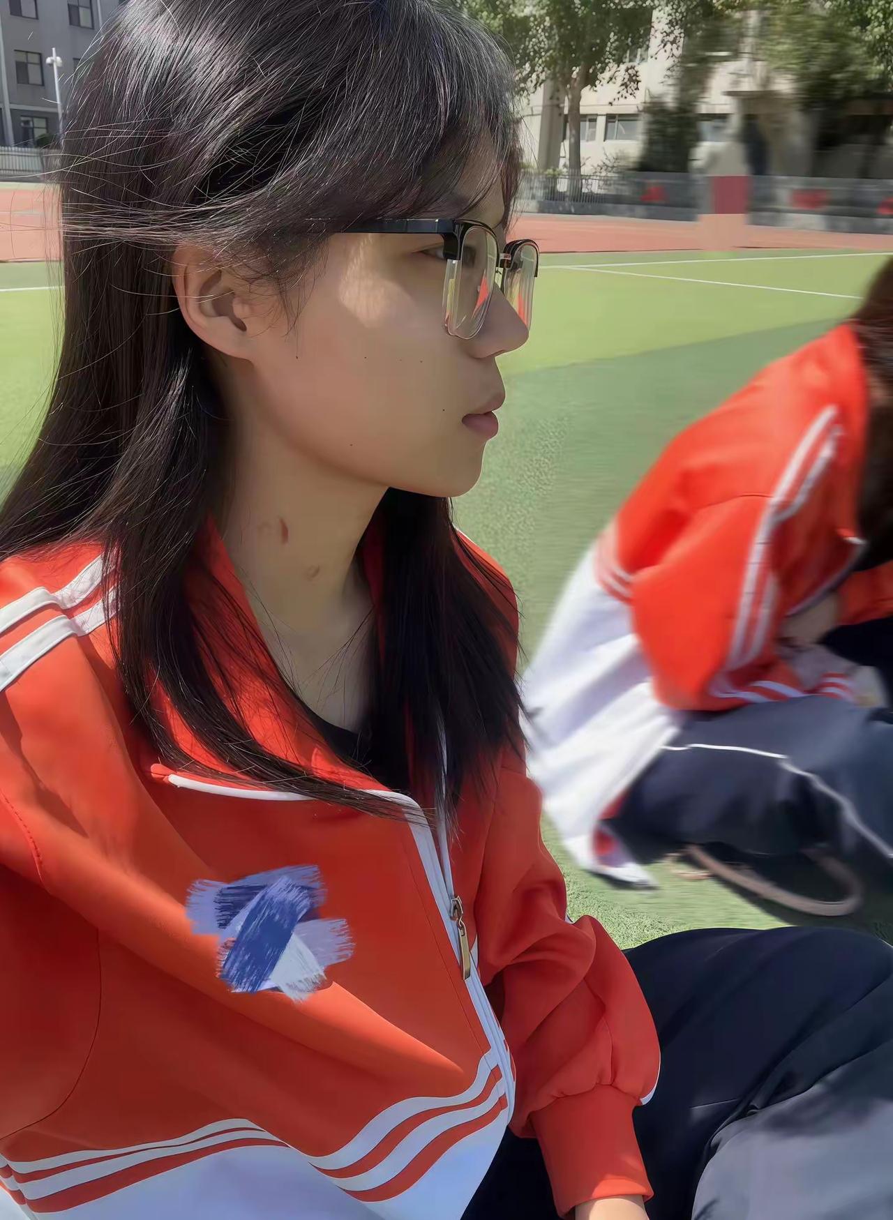 风把思绪吹向远方，高中的日子安静又漫长。短句治愈文案 简约治愈文案 母校文案 校
