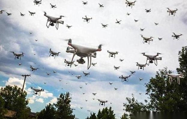 克兰这次算是下了血本，上千架无人机对着莫斯科连轰了三天三夜。本来指望靠“饱和式突