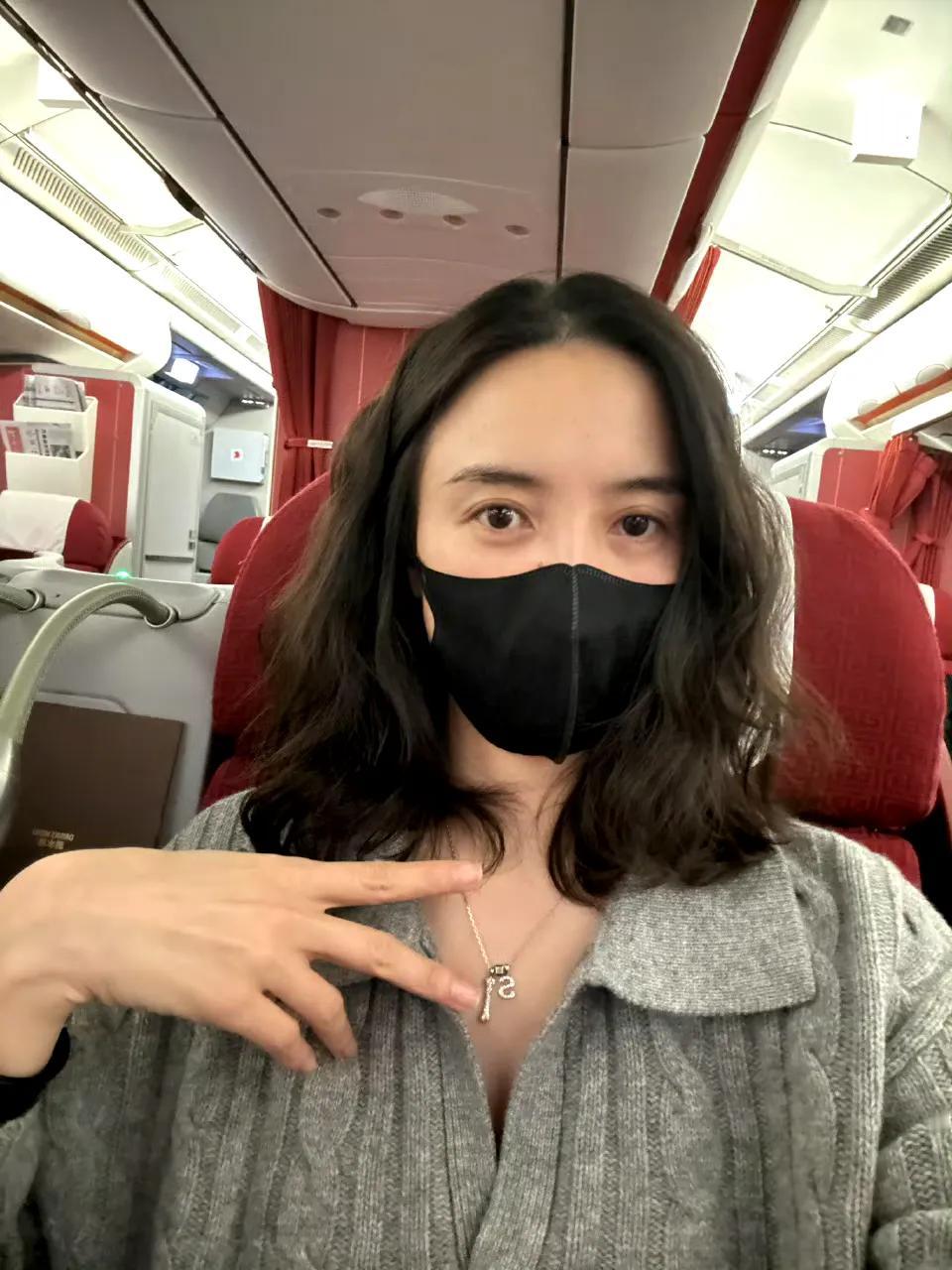 这位戴着口罩的美女小姐姐大家看看眼熟吗？她出生于80年的黑龙江，上戏表演专业毕业