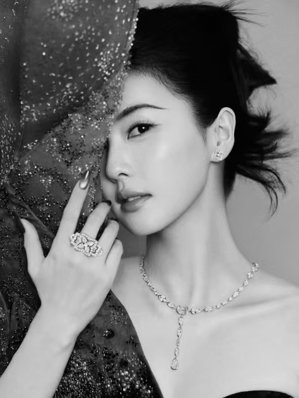白鹿基本上一个月只更新一条视频别人拼命日更刷热度，白鹿淡然一月一更，视频质感能打