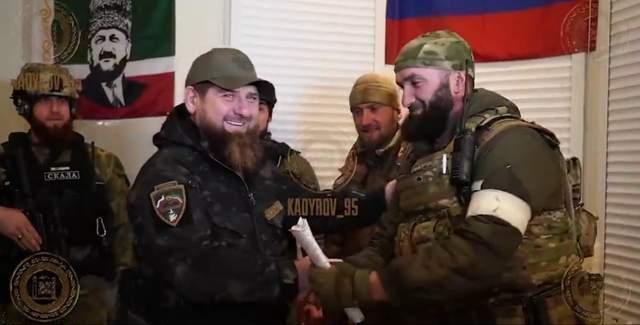 车臣领导人卡德罗夫表示要协助普京到莫斯科镇压瓦格纳的叛乱，但他的网红军在路上塞车