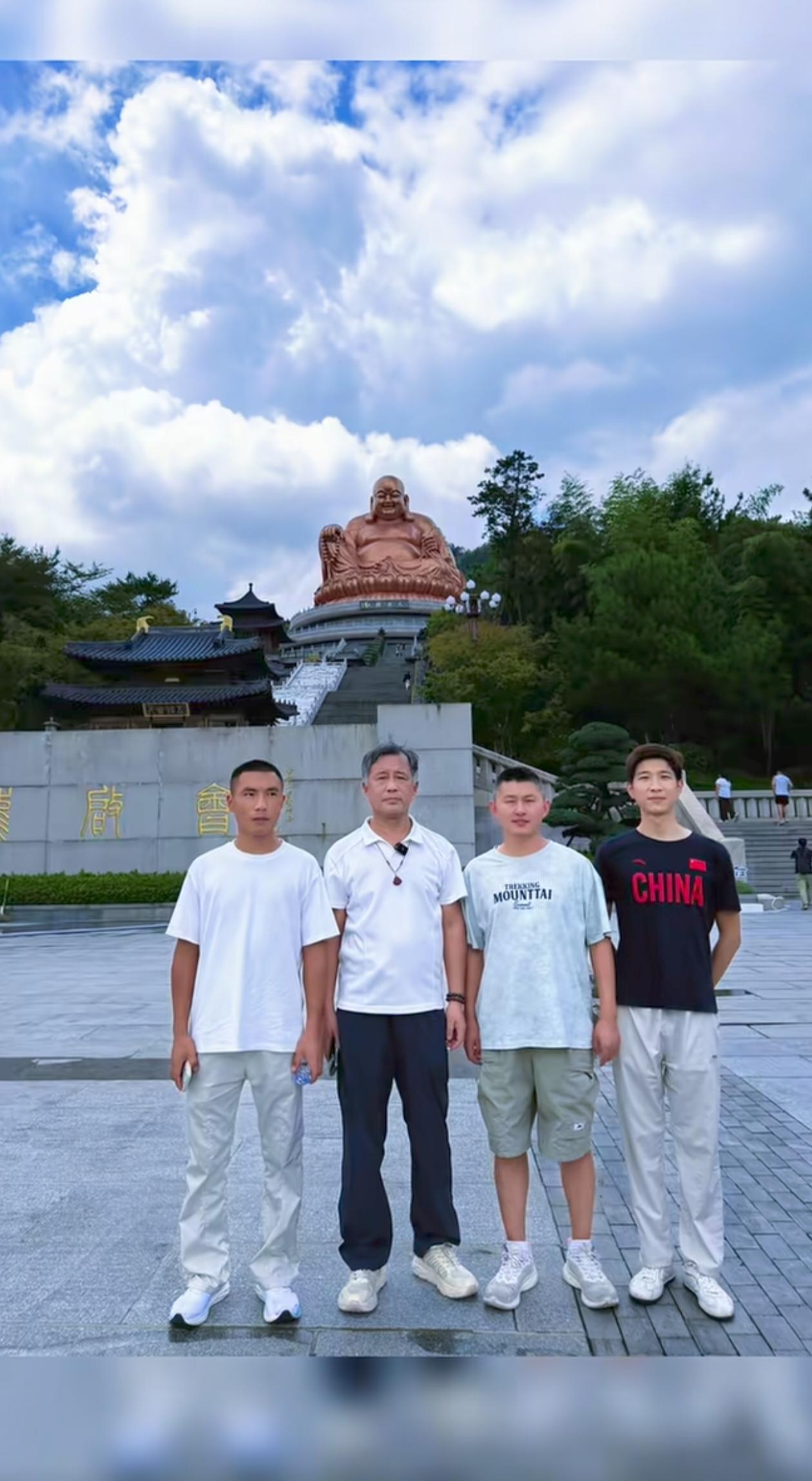 沈巍携核心团队成员前往了宁波奉化，小齿轮、高大宝与云中龙始终相伴左右。他们带沈巍