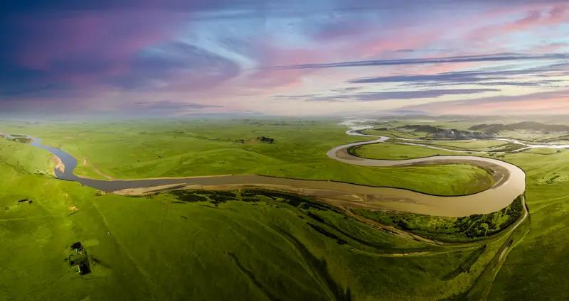 朋友们,你的家乡有河流吗? 我家乡有一条小河，它四季都美如画。
春天，冰化了，鱼