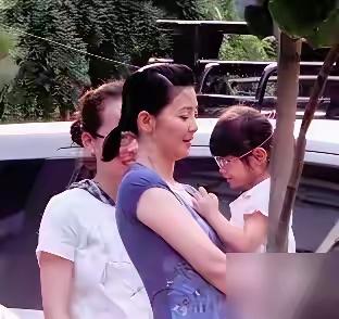 徐朵发声了！
这几天，网络上满屏都是指责徐朵不愿意牵养母徐帆手的文字，看了今天徐