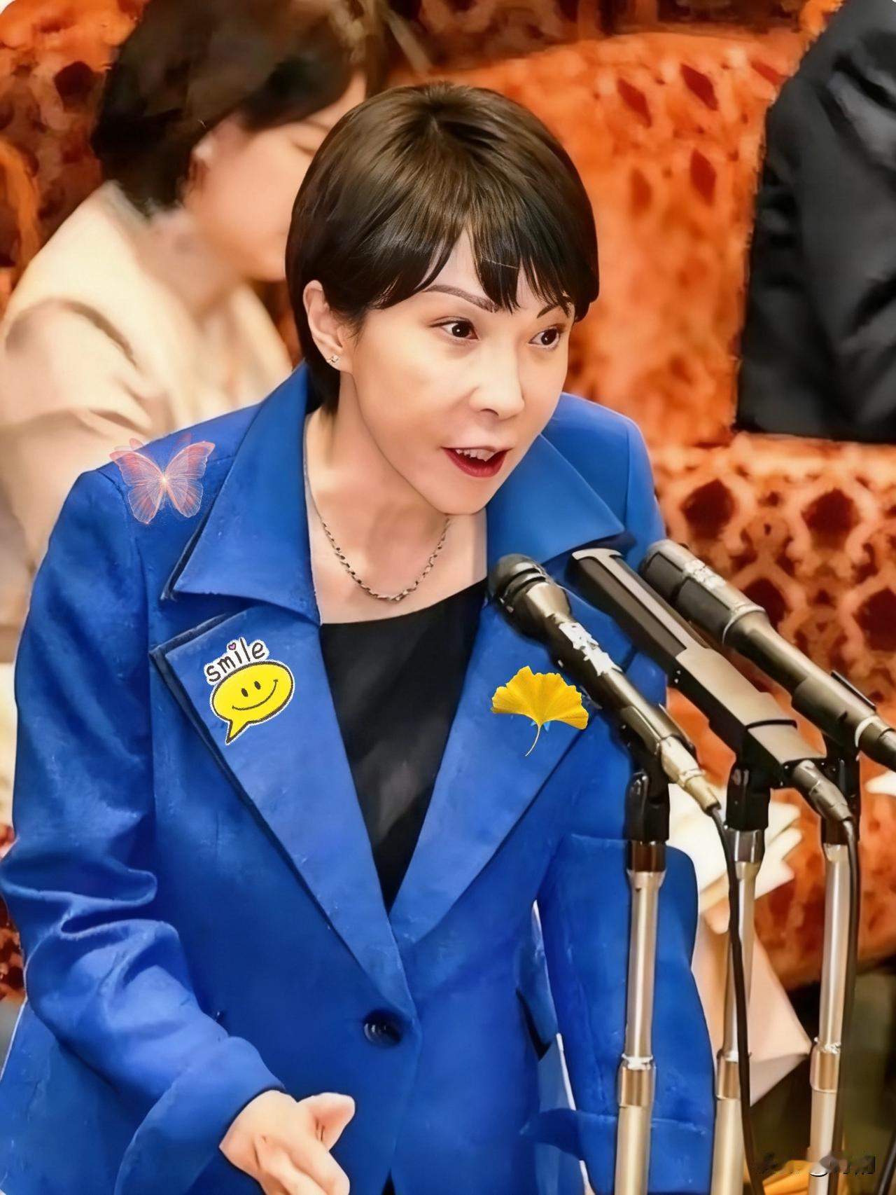 果然！
日本宣布了！
11月14日，日本国会大厦前又热闹了——几百名冲绳民众举着