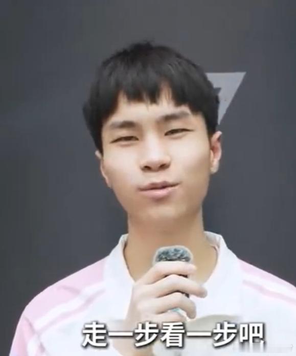Wenbo也挺可怜的，以为能打首发，结果来了个圣枪哥Wenbo说走一步看一步