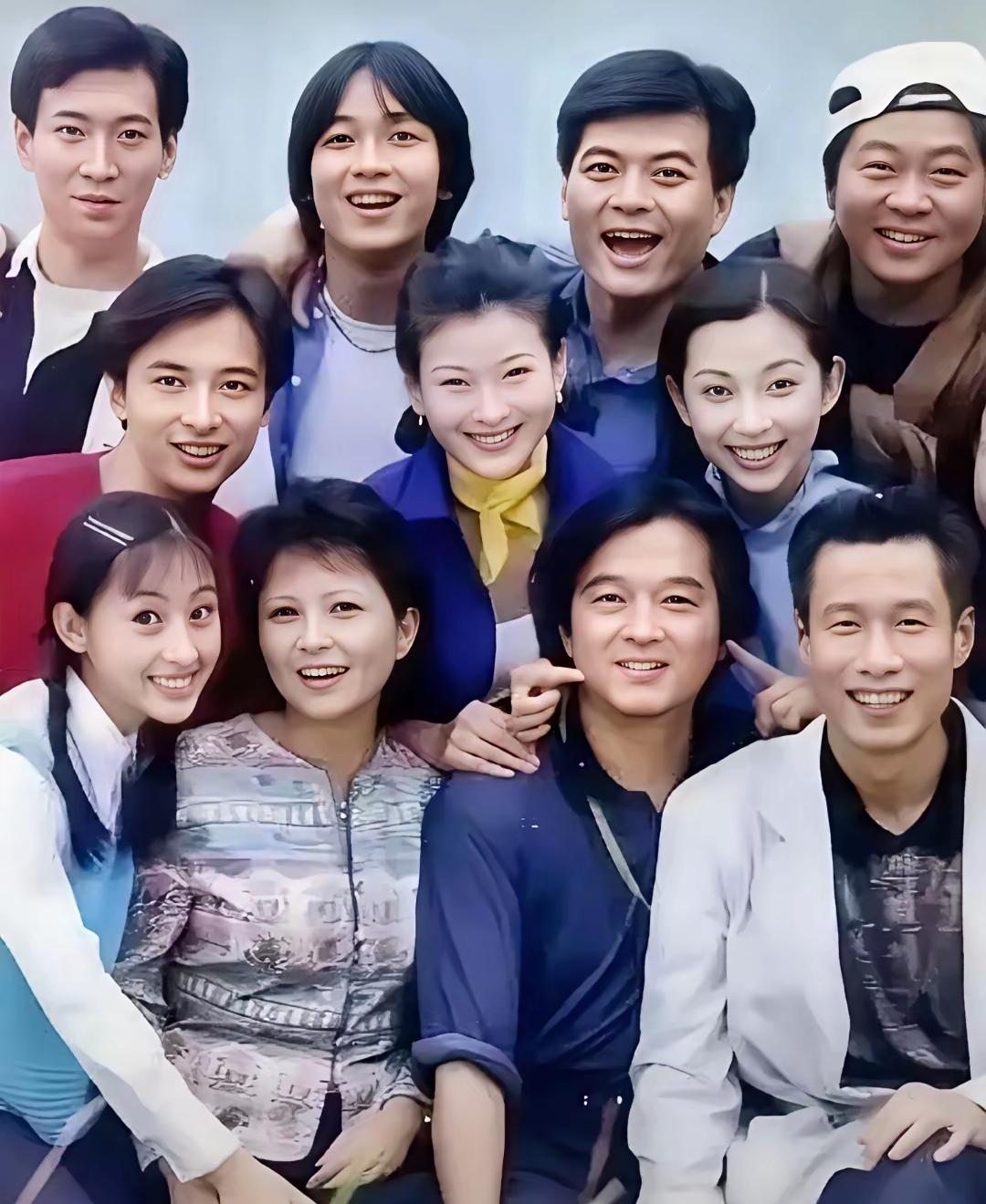 🔥这张11位演员的老合影太有味道！
李羚、李冰冰当年已经小有名气，可前排左一这