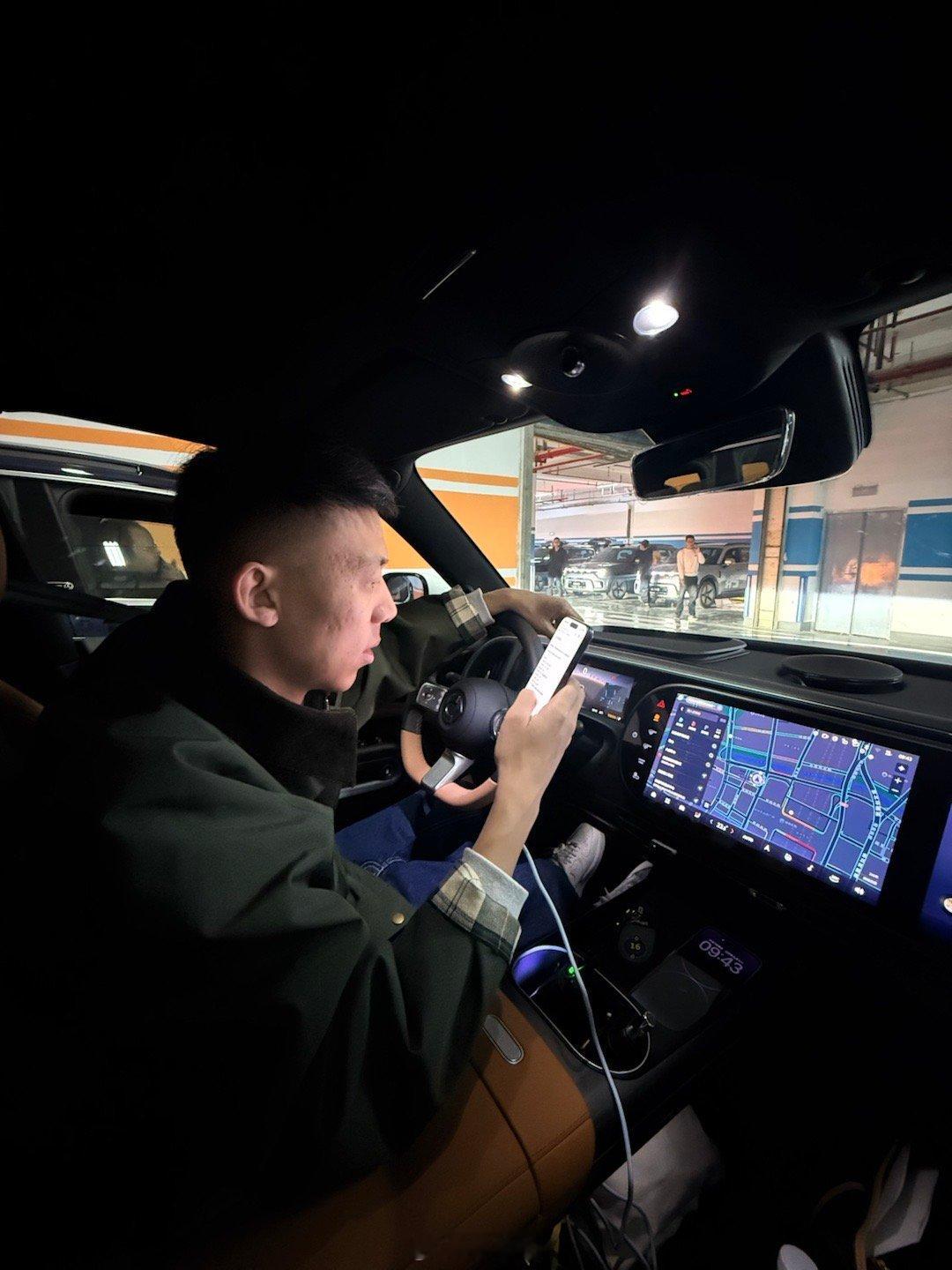 今天是深度体验smart精灵5号超级电混已经从郑州开到安徽了岳哥开车 我副驾零重