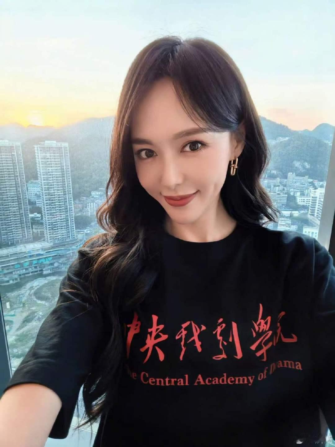 唐嫣晒中戏校服照中戏人唐嫣 中戏学姐唐嫣来啦 
