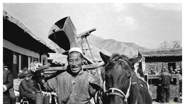 1927年，湖北麻城，一场公审大会上，恶霸地主丁枕鱼被五花大绑推上刑场。他拼命扭