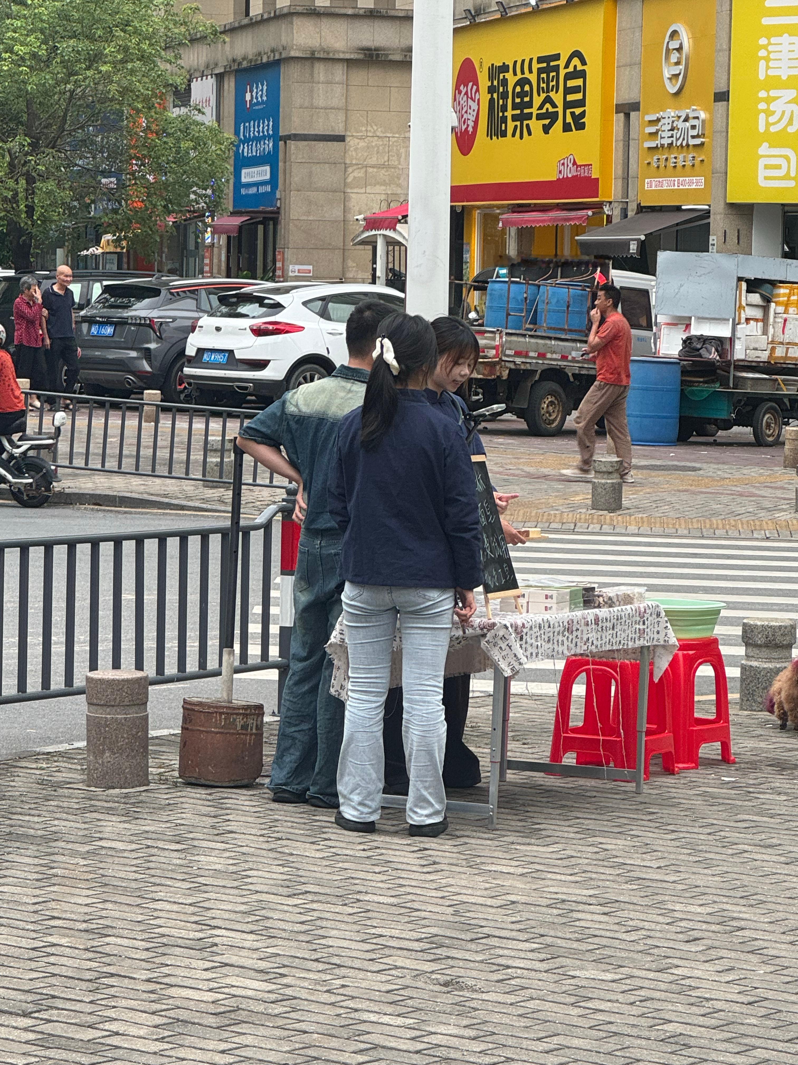 陪师兄下山路边摆摊，挑战一天能卖多少钱？1、偶遇一个穿着很像道家服饰的女生，在路
