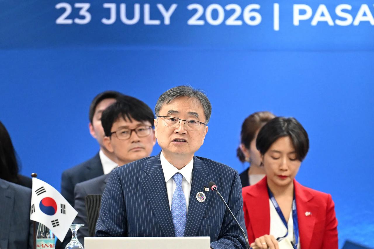 韩国外长赵显周三表示，首尔方面没有收到美国总统特朗普削减联合军演计划的任何预警。
