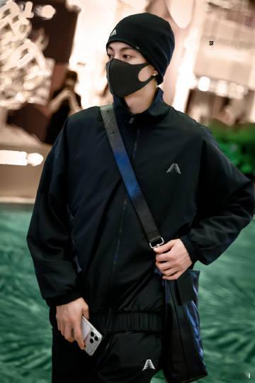 王鹤棣好长一条人王鹤棣气场出鞘，挺拔身形气场全开，黑色穿搭尽显格调，奔赴赛场，帅