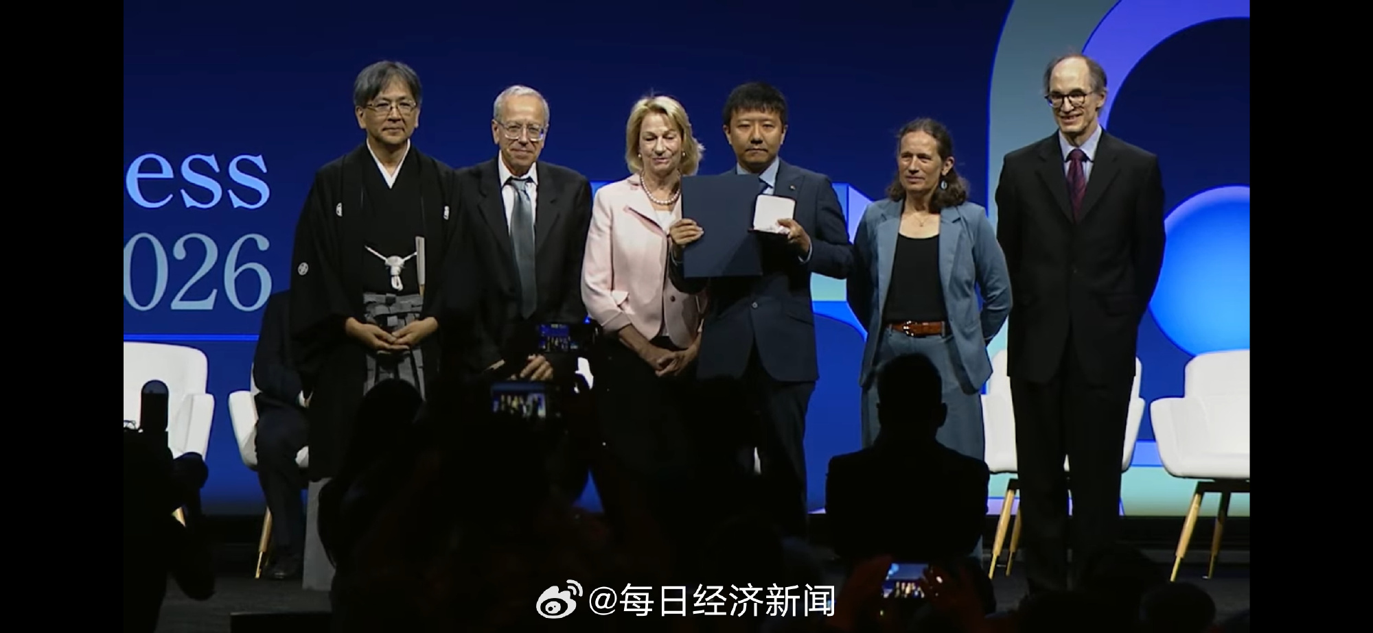 深夜刷屏的消息，比任何爽文都更让人清醒。邓煜拿下菲尔兹奖，中国籍数学家终于实现了
