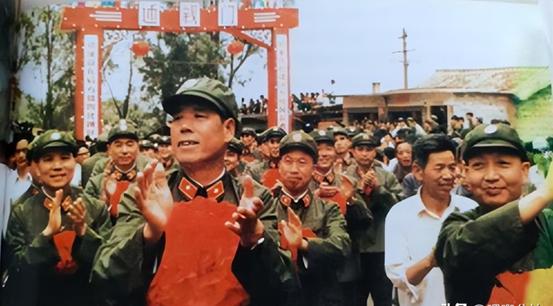 大裁军时，他被推荐从军长直提大军区司令，后任总后部长、总长等
“老傅，这回可真是