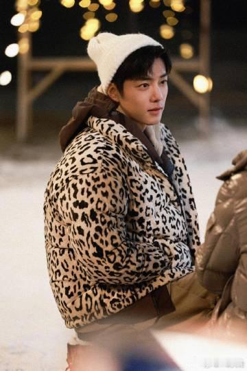 肖战让暖男具象化了 看肖战做家务，完全是满分暖男范儿。他能体贴入微地照顾你，又不