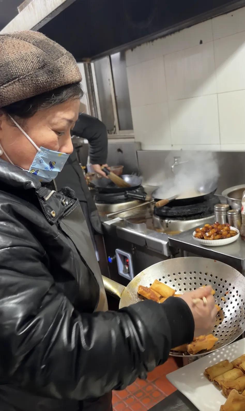 在杭州打拼的袁大姐和彭大哥，最近在自家小饭馆门口贴出“新春歇业”的告示时，手都忍