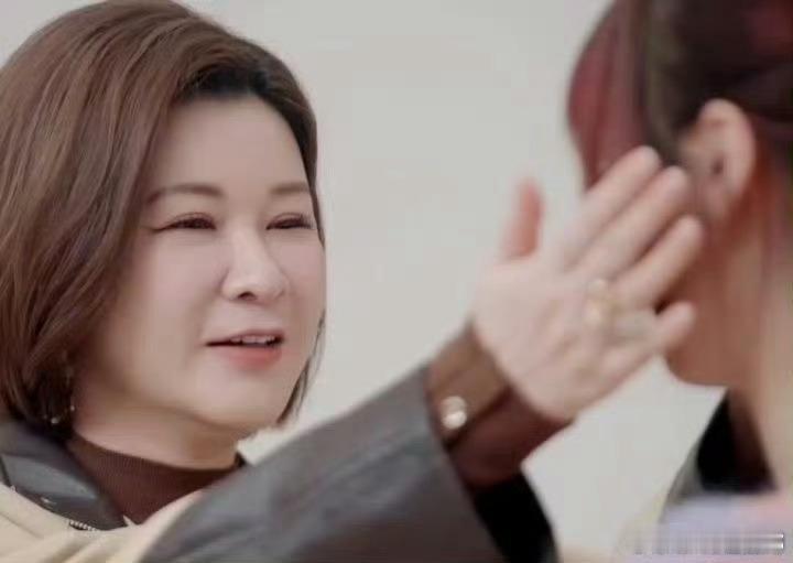 杜华给落选百万年薪女生擦眼泪当落选女生情绪崩溃时，她却暖心擦泪，展现出严苛外表下