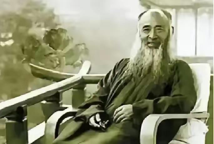 1945年秋天，张大千准备在北京买房定居，恰好一所前清王府要出售，要价500两黄