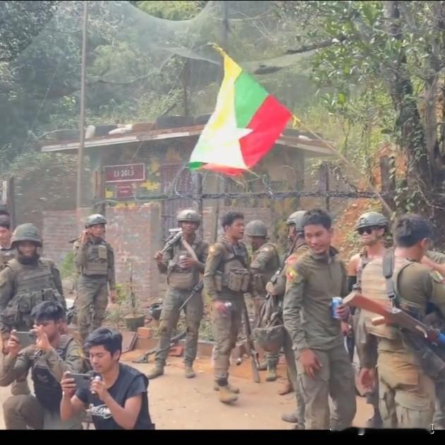 僳僳民团展示战果
       据缅媒消息:4月13日，缅军与克钦军在克钦邦帕敢