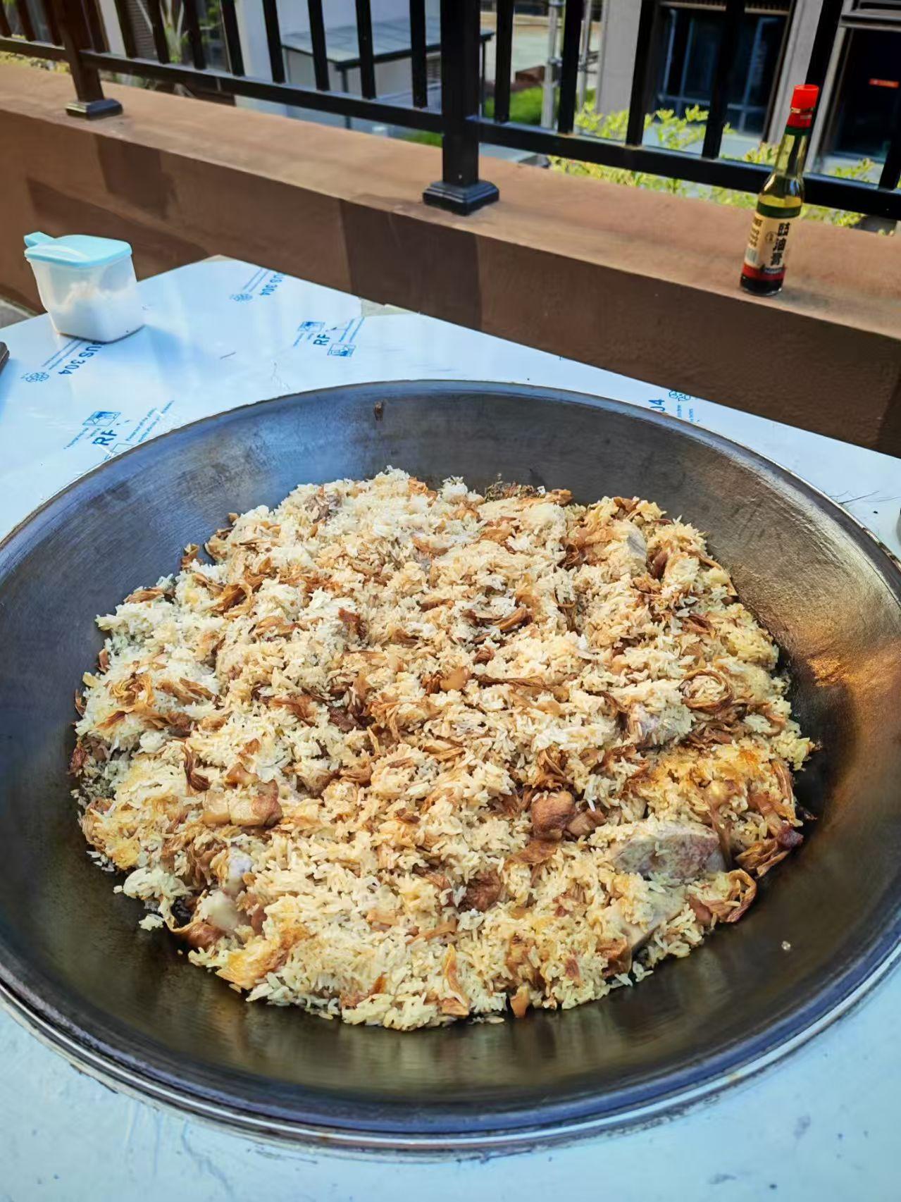 户外野餐必备！美味炒饭配上香浓酱汁，快来一起享受吧！🍜🌞