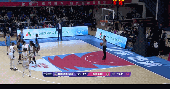 我们山东女篮主教练情绪也是不稳定，先是指向看台位置不知道在说着什么，然后对着替补