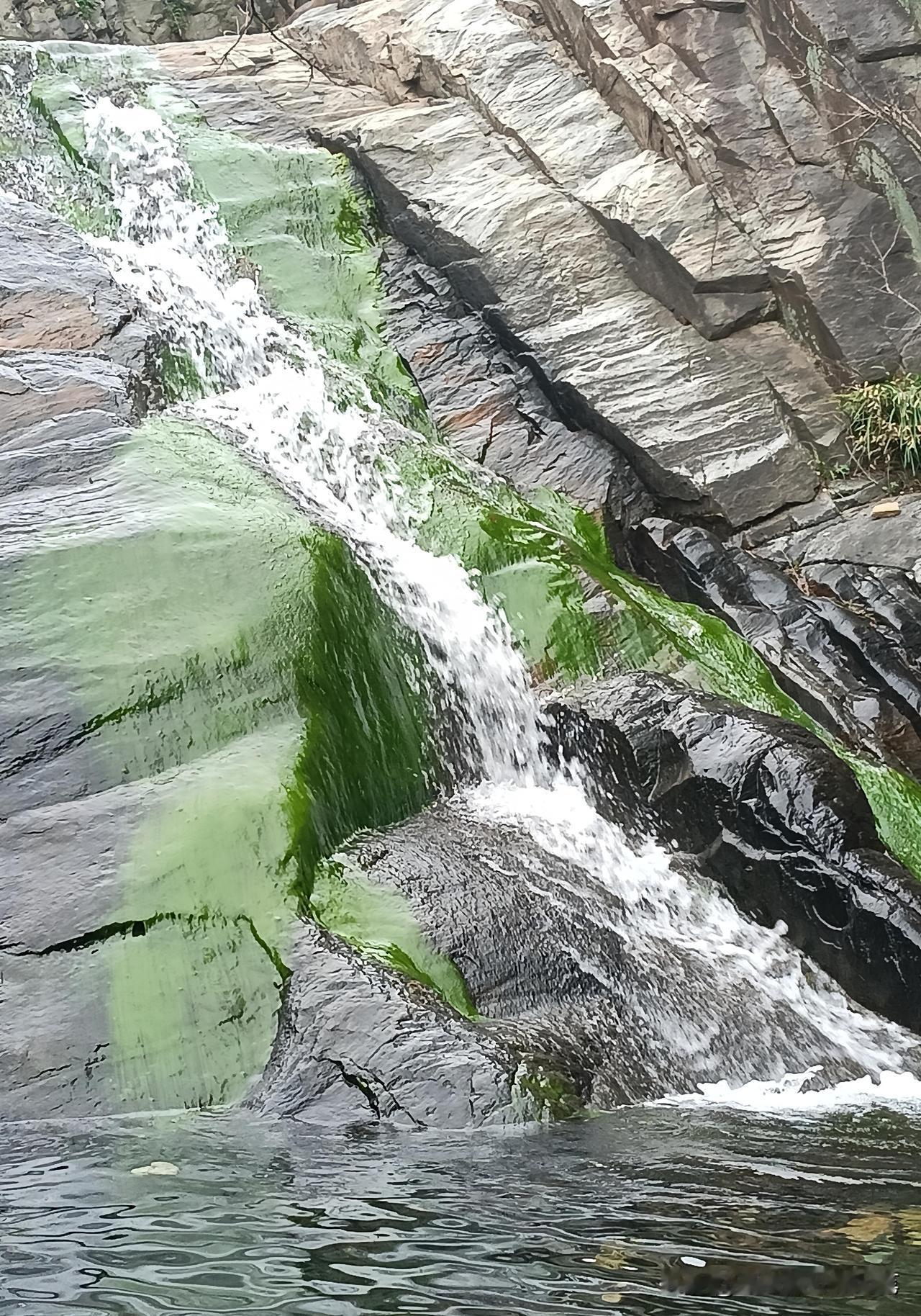 以前只听说“滴水穿石”。

前日游孝感美人谷，亲眼目睹了流水改变石头的颜色。
