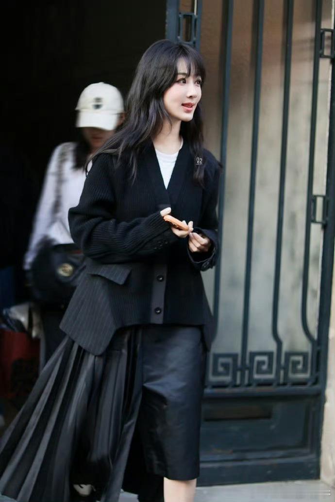 #杨紫巴黎私服路透#虽然有刘海会让人感觉有些幼态，可是杨紫的这个刘海加上大波浪给