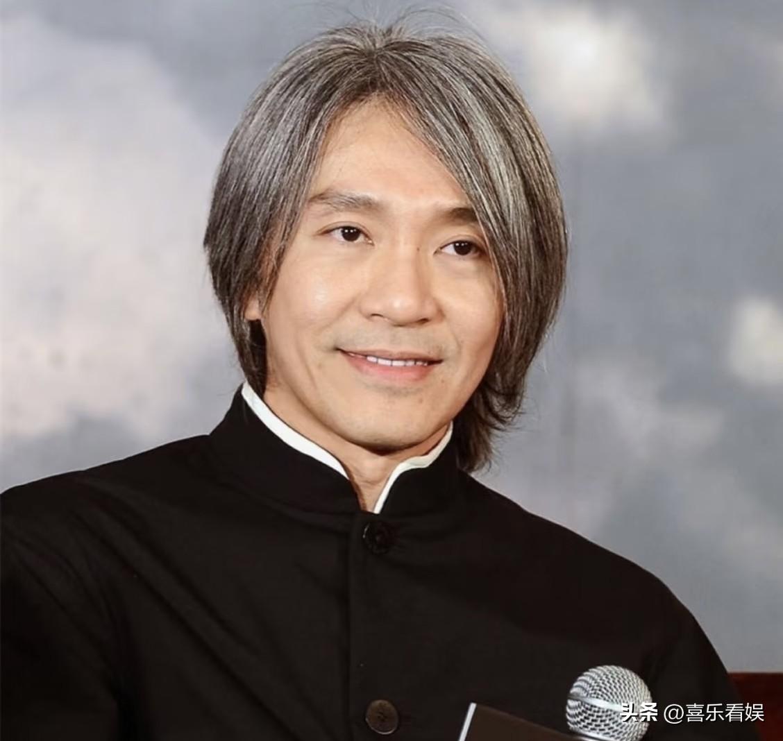 周星驰，回来了！
 
7月6号，已经许久没有露面的周星驰突然冲上热搜，原因是他那