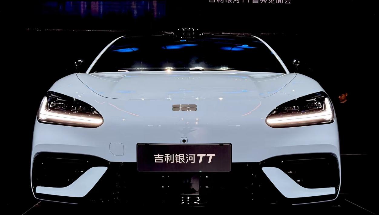 5万级“掀桌子”，走量为主
这一派认为吉利会把价格压得比较狠。理由很直接：银河T
