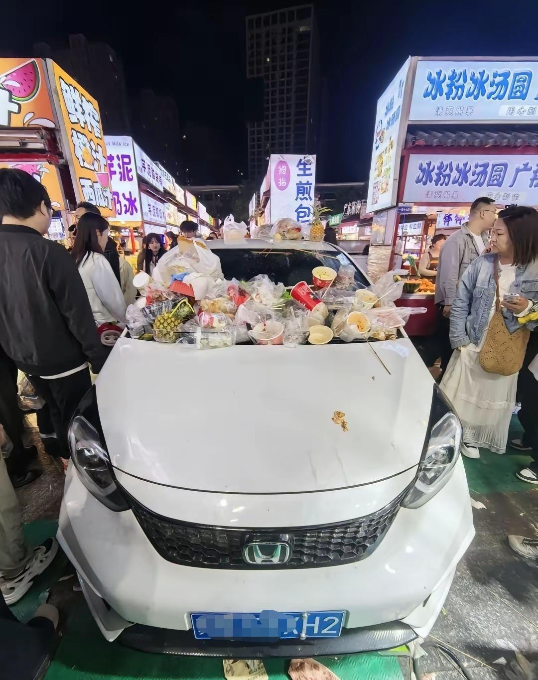 车主本来想豪横一回的，可没想到，夜市里的顾客可不惯着，直接把垃圾“照顾”了他的爱