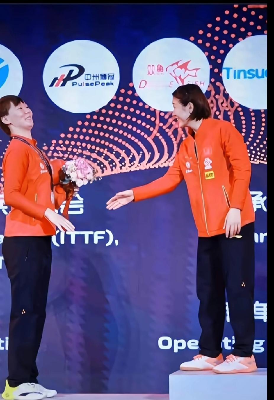 笑不活了！20年总决赛颁奖礼，曼昱这握手也太可爱了😂
 
刷到2020年国际乒
