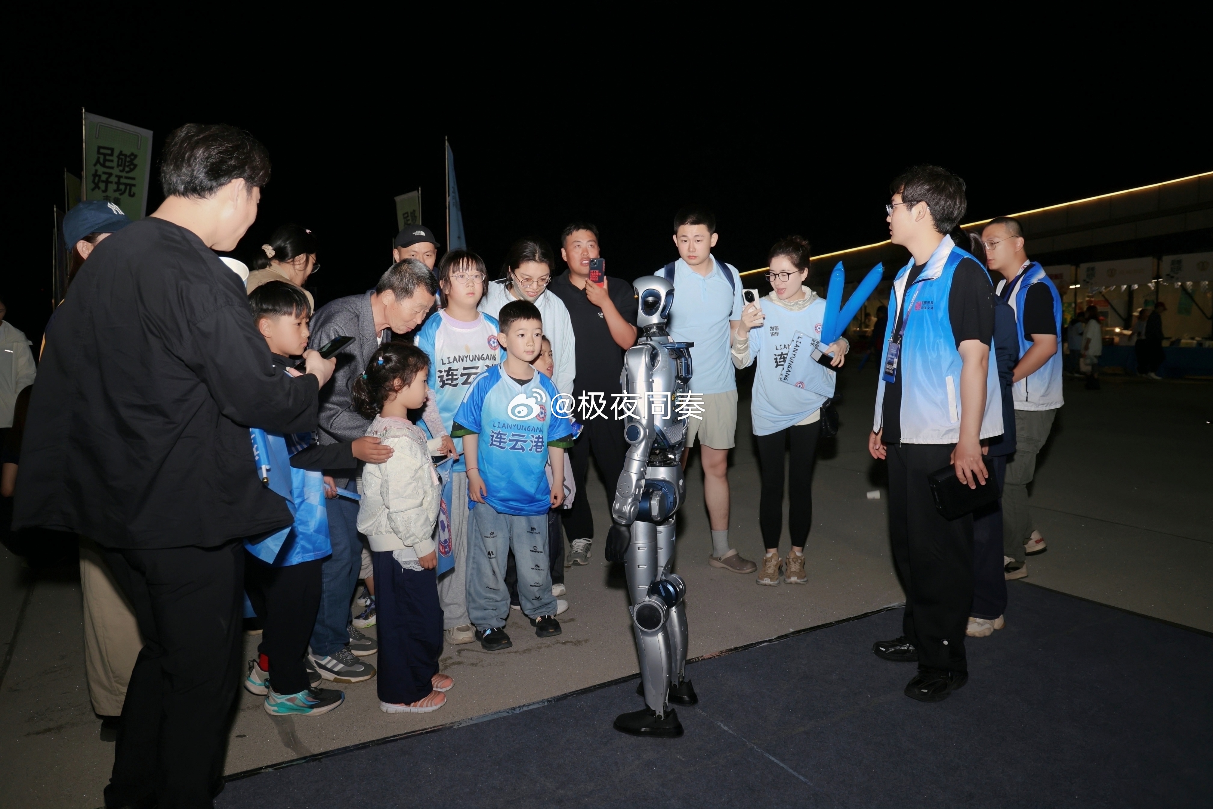 “苏超”连徐对决赛前趣味满满，元气仔身着幸运星皮肤化身连云港打call官，被大批