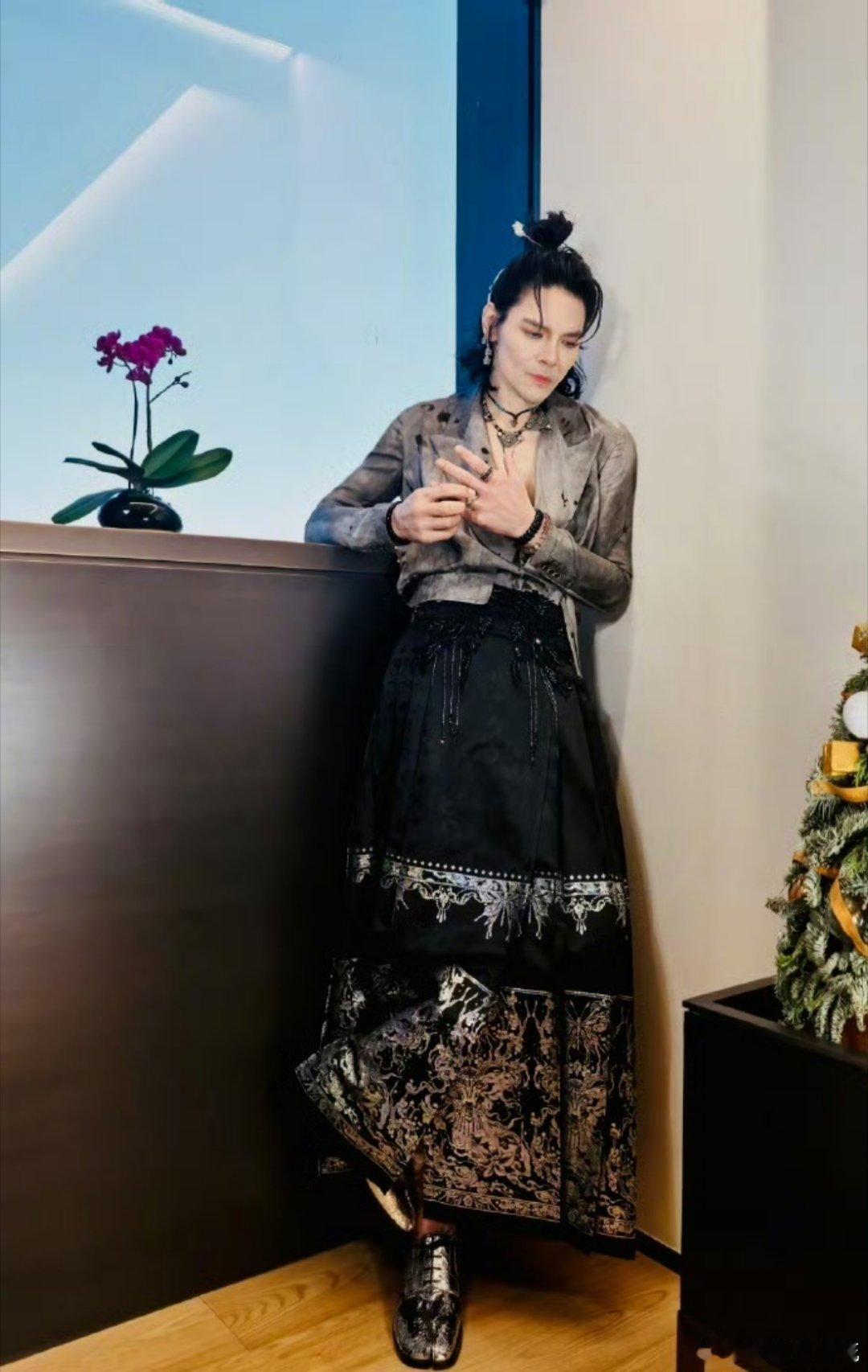 向佐深V马面裙造型，感觉如何？ 