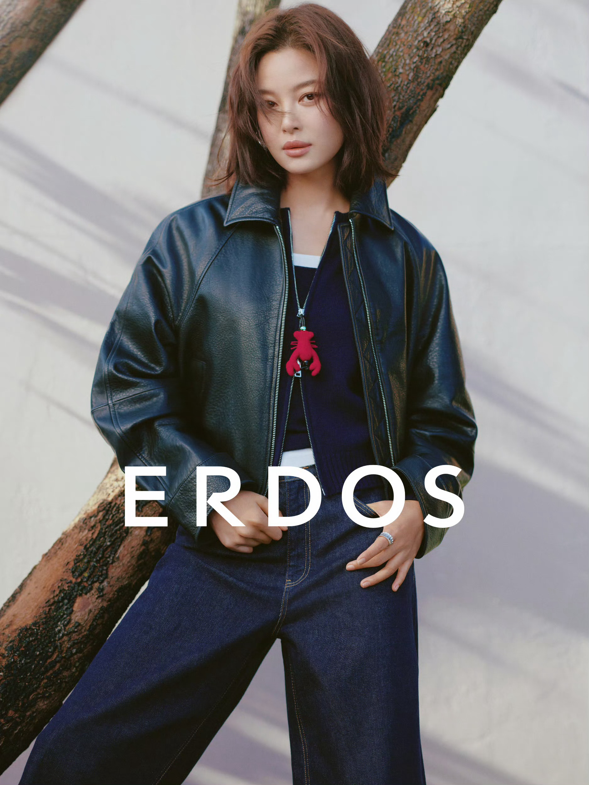 辛芷蕾 in ERDOS 📷☀️🍃  柔软的羊绒衫，利落的皮夹克，氤氲着春意