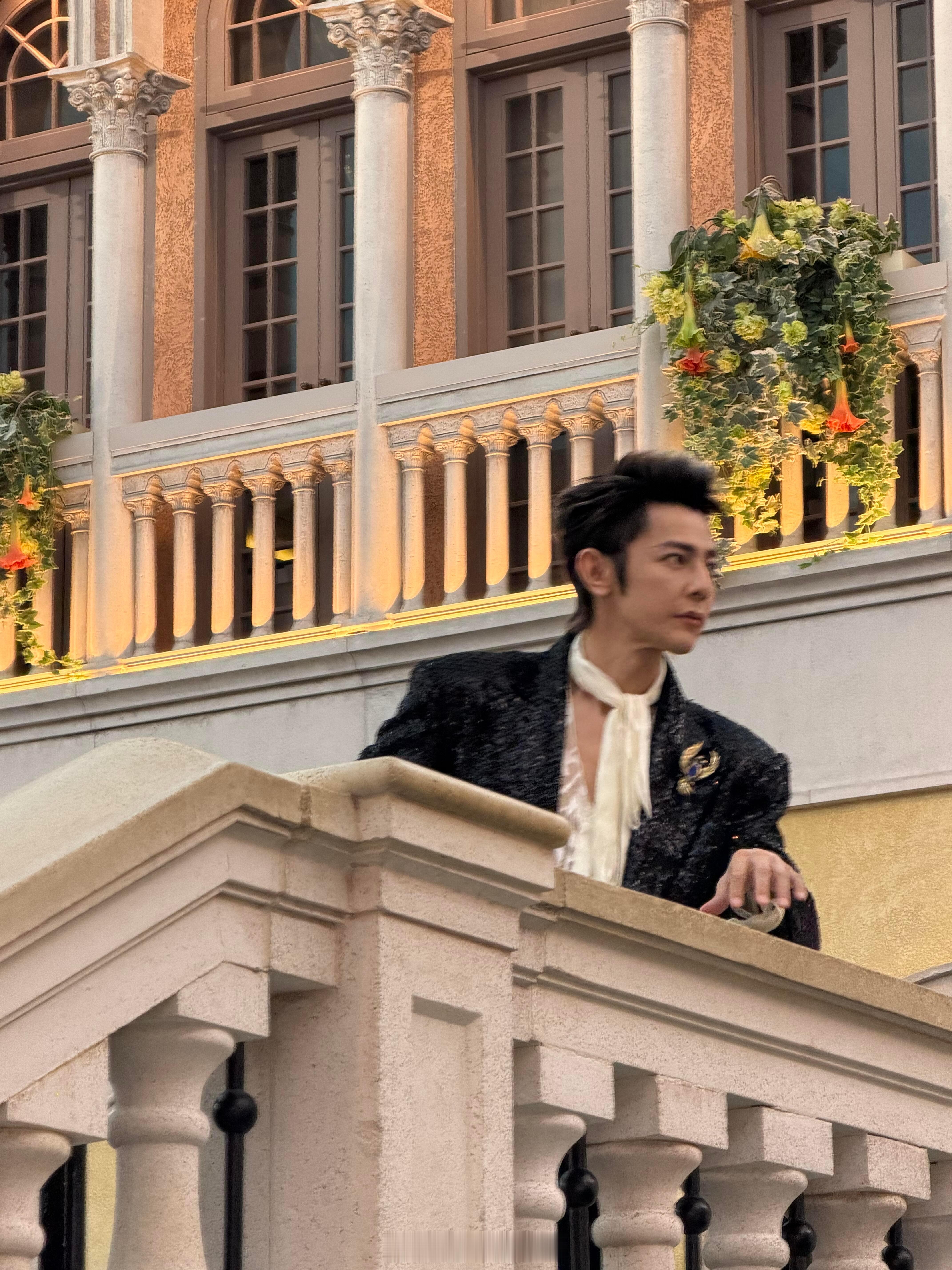 汪东城挑染狼尾亦正亦邪汪东城透明衬衫斯哈斯哈亦正，是低头时那缕垂下的发丝；亦邪，