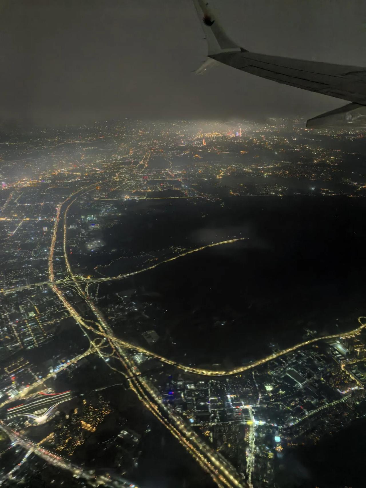 有害怕搭乘晚上的飞机的吗
白天飞不会有这种恐惧感，夜晚飞机✈冲上万里云霄，底下黑