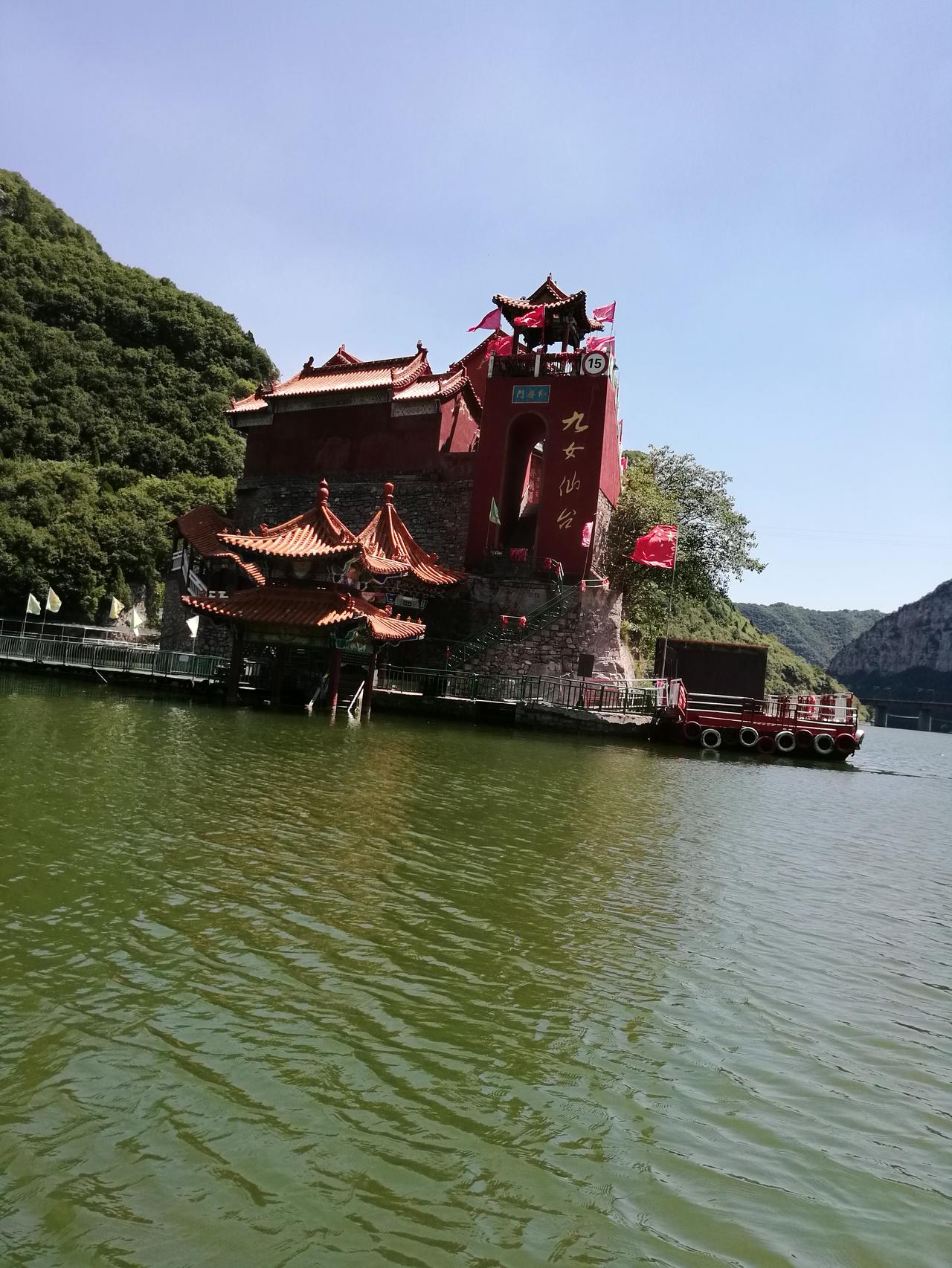 人在船中坐，船在画中行。