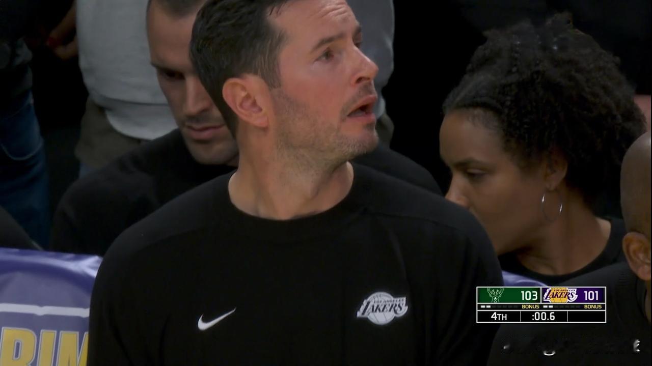 湖人主帅雷迪克真是太护犊子了！在今天湖人主场以101：105输给雄鹿的赛后采访中